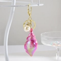 Porte-clés conque irisée avec perle blanche et attaches en métal doré poli - Rose