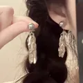 Detalle de pendientes colgantes de metal líquido plateado con pernos esféricos retro - 4# Pendientes con Borla de Hoja Plateada