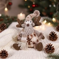 Primer plano de un reno de peluche tejido con jersey de cuadros sobre fondo navideño cálido - Estilo Reno (D-BJ124)
