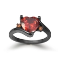 Detalle del circón rojo en forma de corazón en anillo de metal negro con gemas naranjas - US 4 / Oro Negro Circonita Roja