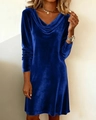 Détail d'une robe en velours bleu roi avec col bénitier élégant et texture des manches - Bleu