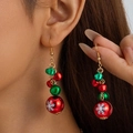 Gros plan de boucles d'oreilles clochettes avec flocons de neige portées par un modèle - Boule de Flocon de Neige Colorée