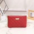 Sac bandoulière rouge matelassé avec chaîne dorée et détail métallique rectangulaire - Rouge