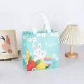 Sac cadeau de Pâques bleu clair en non-tissé avec lapin blanc, œufs colorés et marguerites - XH47-Vertical