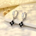 Boucles d'oreilles créoles argentées avec pendentifs trèfles noirs au design épuré - Trèfle en Zirconia Noir / Or Blanc