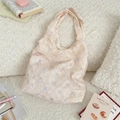 Sac à bandoulière rose avec motifs de nœuds lilas et tissu texturé sur fausse fourrure - Type standard / Rose