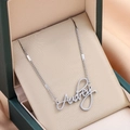 Collar plateado personalizado con nombre Audrey sobre una caja de joyería fina - Plateado