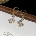 Nahaufnahme von 14K vergoldeten H-Ohrringen mit Zirkonia-Steinen und Perlen-Details - Ohrring - Echt Vergoldet - Gold