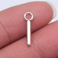 Silberner rechteckiger Legierungsanhänger zwischen Fingern zur 16mm Größendarstellung - Buchstabe I / Silber