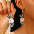 Détail de boucles d'oreilles baseball en acrylique avec motifs cœurs léopard et crochets - Baseball Blanc Cœur Acrylique (N-960)