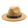 Détail d'un chapeau en feutre camel avec bande en cuir et rivets turquoise vintage - Chameau
