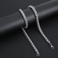 Dettaglio di una collana a catena spiga d'argento con chiusura a moschettone su pelle - 3.0mm*50cm / Color Acciaio