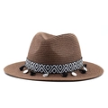 Dettaglio di cappello in paglia con nastro geometrico, nappe nere e ciondoli argento - M (56-58cm) / Marrone