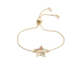 Detail eines Goldstern-Armbands mit bunten Zirkonia und MOM-Gravur auf weißem Grund - Goldene Box-Kette MOM