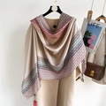 Elegante sciarpa di raso da 180 cm con motivo geometrico su un cappotto beige - 180*88cm / Champagne (XL158-1)