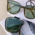 Comparación detallada de gafas de sol verde oliva en estado desplegado y plegado compacto - Verde Espacio Profundo