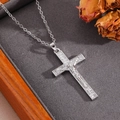 Makro-Detail des silbernen Kreuzanhängers mit CZ-Diamanten und lebhaftem Jesus-Relief - Jesus Kruzifix Halskette / Silber