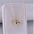 Elegante gouden ketting met drie in elkaar grijpende ringen en een groene zirkoon hanger - 18K Goud