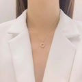 Collana in titanio dorato con pendente a doppio anello intrecciato e cristalli pavé - Oro - Squisito Stile Avvolgimento Pavé