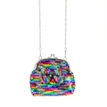 Detail van regenboog pailletten portemonnee met strik decoratie en zilveren metalen ketting - Kleurrijk