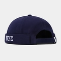 Detalle del gorro docker NYC azul marino con correa ajustable y hebilla metálica trasera - Ajustable / Azul marino