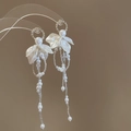 Détail de boucles d'oreilles fleuries avec perles blanches et anneaux dorés diamantés - Blanc (Tige de boucle d'oreille en argent)