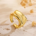 Anillo dorado minimalista de diseño irregular retorcido sobre fondo de piedra natural - Estilo Irregular De Lava Retorcida / Dorado