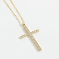 Gedetailleerde close-up van een gouden kruishanger ketting met heldere edelstenen - Gouden Volledige Zirkonia Kruis