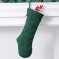 Calza di Natale verde in maglia a trecce con bacche rosse appesa al camino bianco - Verde
