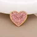 Vista dettagliata del charm a cuore rosa con strass e base dorata per accessori per scarpe DIY - Stile Diamanti / Cuore in strass rosa base oro