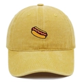 Gros plan d'une casquette jaune en coton délavé avec une broderie de hot-dog détaillée - Jaune