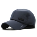 Detail van de donkerblauwe waterdichte honkbalpet met metalen logo en sport-opdruk - Verstelbaar / Marineblauw