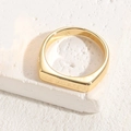 Anello quadrato minimalista placcato in oro 14K su base in pietra bianca testurizzata - US6 / Rettangolare Liscio