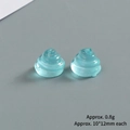 Vue macro de breloques spirales bleues en résine de 10x12mm pour bijoux faits main - Cyan Lumineux