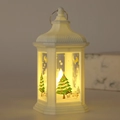 Detalle de un farol navideño LED blanco con motivos festivos y luz amarilla cálida - Blanco - Árbol de Navidad