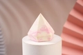 Spugnetta trucco a forma di diamante con trama marmo rosa e bianco su piedistallo - Diamante Marmorizzato Rosa Chiaro Bianco