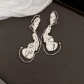 Dettaglio di orecchini argentati dalle forme fluide su uno sfondo materico - Design Astratto a Linee Irregolari Argento (56#) / Argento