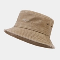 Dettaglio cappello bucket in cotone lavato con ricamo Mama e occhielli in metallo - Scritta Mama Cachi
