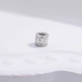 Detailaufnahme der S925 Sterlingsilber Mantra Perle mit Reliefmuster für DIY Schmuck - 3.5mm Klein / Weißgold