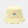 Detail eines gelben Anglerhuts aus Baumwolle mit Regenbogen-Herz-Stickerei-Patch - M (56-58cm) / Hellgelb