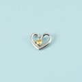 Gros plan d'un pendentif cœur en argent serti d'un cristal de pierre de naissance jaune - Couleur Acier Novembre