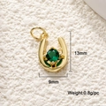 Détail d'un pendentif fer à cheval en cuivre plaqué or pour la création de bijoux DIY - Fer à Cheval en Zircone Vert