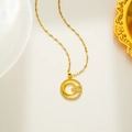 Collar dorado de estrella y luna con colgante circular de cristal sobre fondo blanco - Dorado(581)