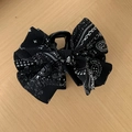 Détail d'une pince à cheveux en tissu imprimé cachemire noir avec un nœud élégant - Pince à Cheveux Noeud (抓夹-黑色) / Pince à Cheveux Noire