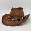 Detail eines braunen Cowboyhuts mit Lochmuster, Ethno-Perlenband und breiter Krempe - Khaki Kaffee