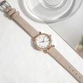 Orologio da donna al quarzo con cassa ondulata oro rosa e cinturino in tessuto beige - Cuoio