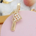 Gros plan sur une barrette dorée avec des strass brillants et un motif cœur en perles - Style 04-Forme de Cœur