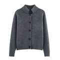 Kurze dunkelgraue Strickjacke mit Stehkragen und schwarzen Knöpfen auf weißem Grund - S / Grau