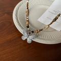 Detalle de collar de cuentas con colgante de mariposa plateada y piedras marrones - Estilo 12# Collar-Mariposa Café