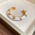Franse vintage gouden C-vormige armband met witte geometrische emaille details - Smalle Versie / Wit/Goud